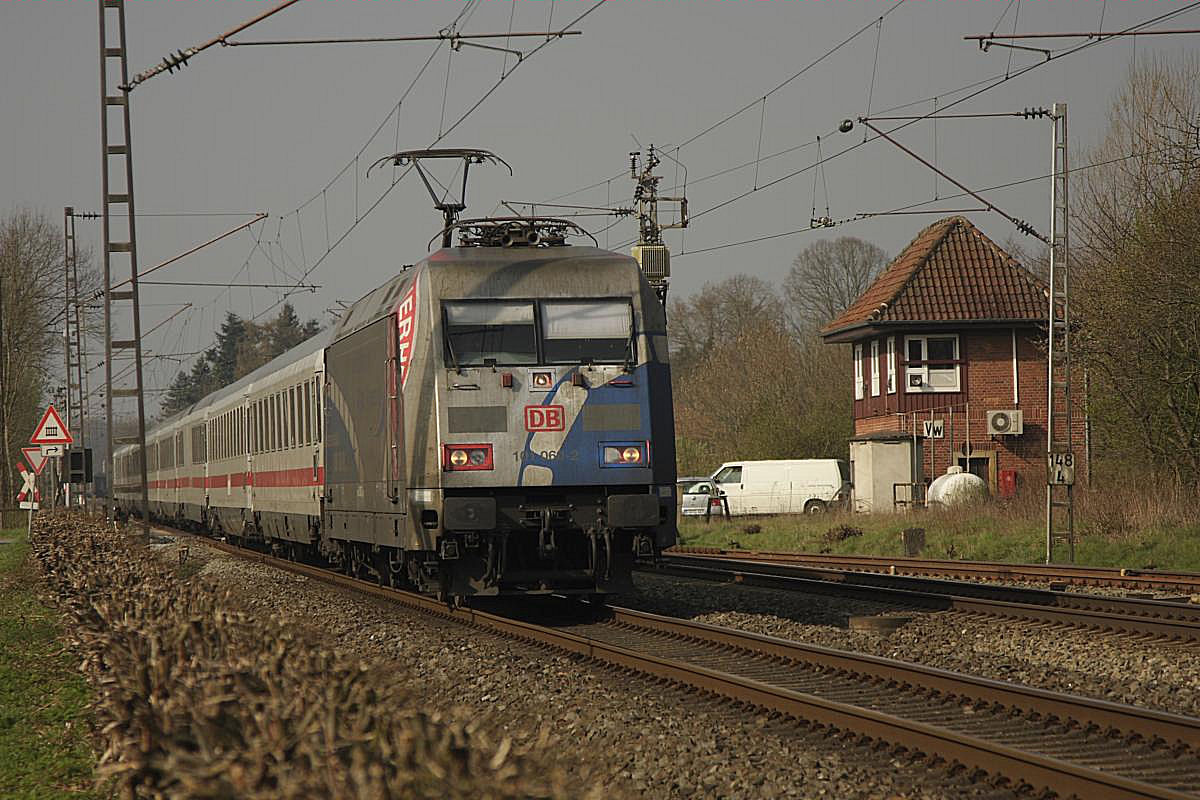 Werbelok  Bundespolizei  101060 fährt am 28.3.2014 mit dem IC 141 nach Berlin durch Westerkappeln Velpe.