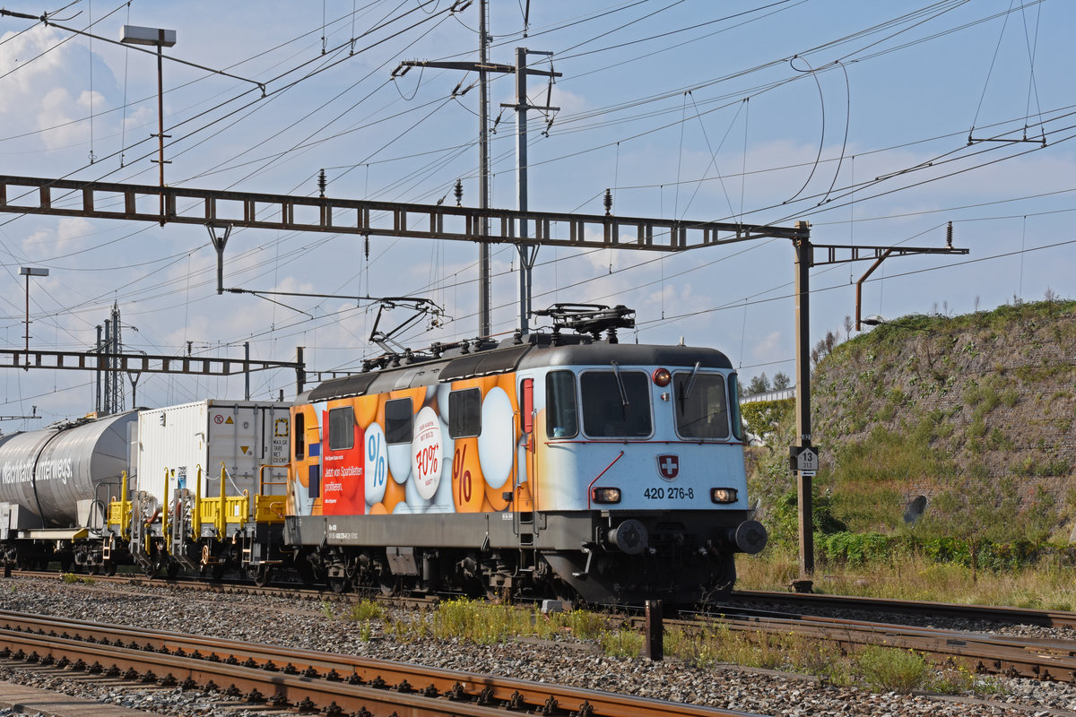 Werbelok Re 420 276-8 durchfährt den Bahnhof Pratteln. Die Aufnahme stammt vom 21.09.2020.
