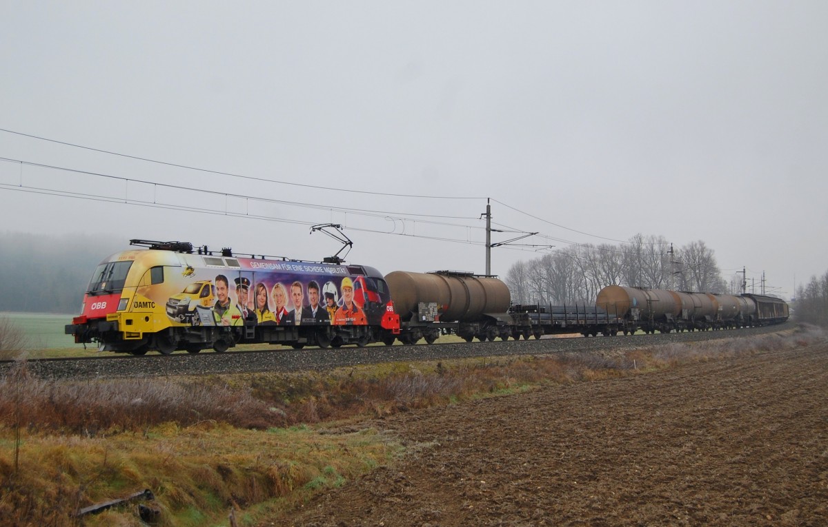 Werbeloks auf der Pyhrnbahn sind schon selten geworden.
Am 28.12.2013 war aber die 1116 153 mit dem 54785
bei Wartberg an der Krems zu sehen.
