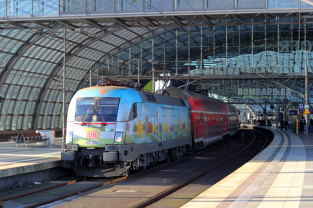 Werbetaurus 182 002 mit dem RE 1 nach Frankfurt (Oder).
Aufgenommen am 3. Dezember 2016 im Berliner Hauptbahnhof.
