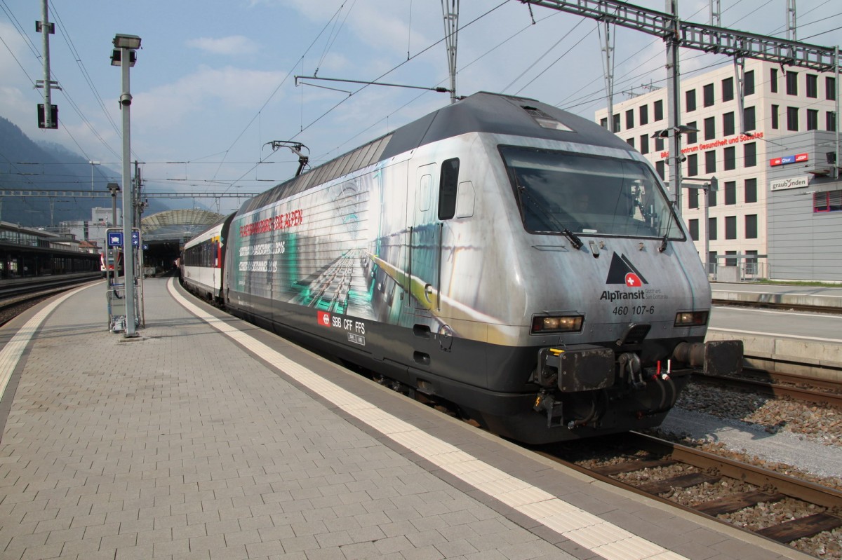 Werbung fr die  Flachbahn durch die Alpen  Re 460 107-6 vor einem Zug nach Basel in Chur.01.09.13
