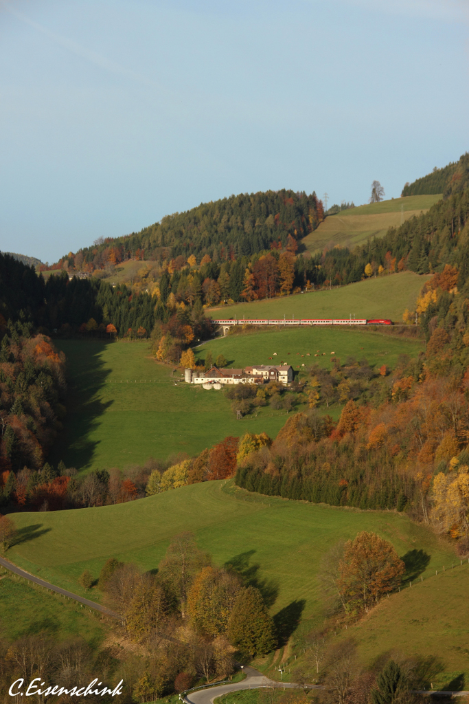 Werbung fr die kommenden Railjets auf der Sdbahn macht die BB 1216 229. Am 22.10.13 bespannte sie den EC 172 von Villach bis Prag. Hier durchfhrt der Zug den Blauen Einschnitt bei Klamm-Schottwien am Semmering.
