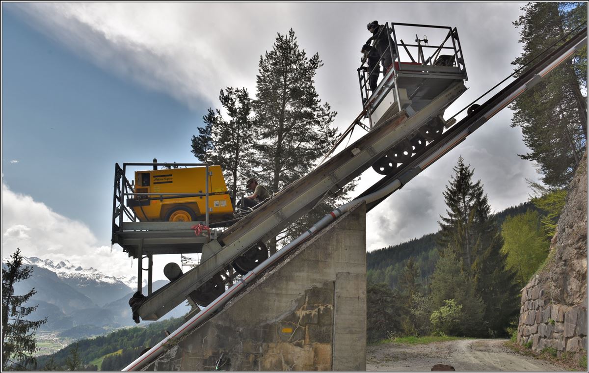 Werkbahn der Kraftwerke Zervreila Zentrale Rothenbrunnen im Einsatz für Felsreinigungsarbeiten. (07.05.2018)