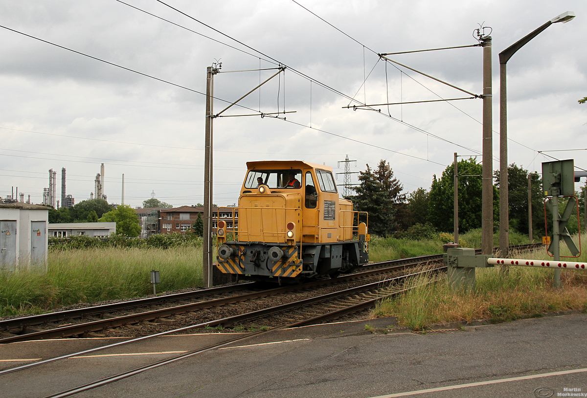 Werklok 1 der Evonik Degussa auf ihrem Weg von Godorf nach Brühl Vochem zur Revision bei Wesseling Berzdorf am 25.05.2020