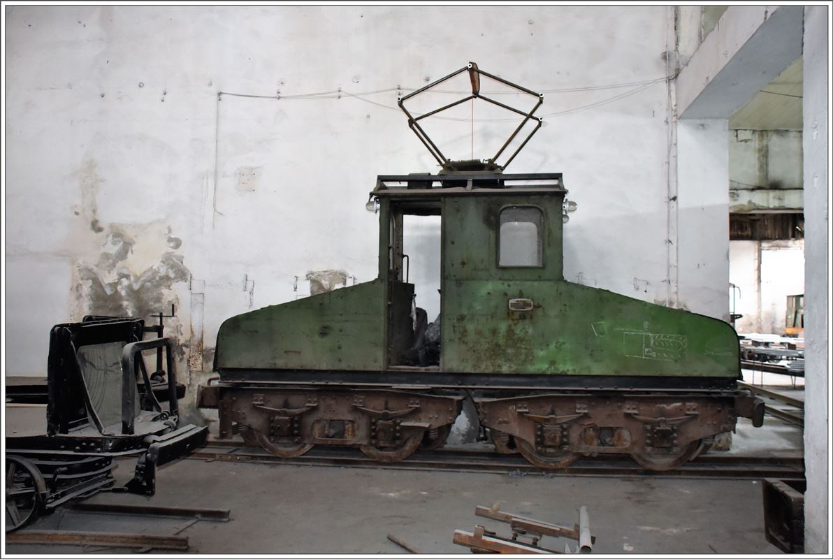 Werksgelände Calea Ferata Ingusta von Georg Hocevar in Criscior. Verborgen hinter Dieselloks entdeckte ich diese mir unbekannte elektrische Rarität. (17.06.2017)