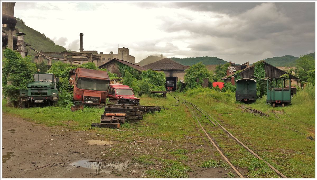 Werksgelände Calea Ferata Ingusta von Georg Hocevar mit Lokschuppen der Industriebahn Brad-Criscior. Im Vordergrund ist die Rampe zum Verlad der Dampfloks auf den LKW zu sehen. (17.06.2017)