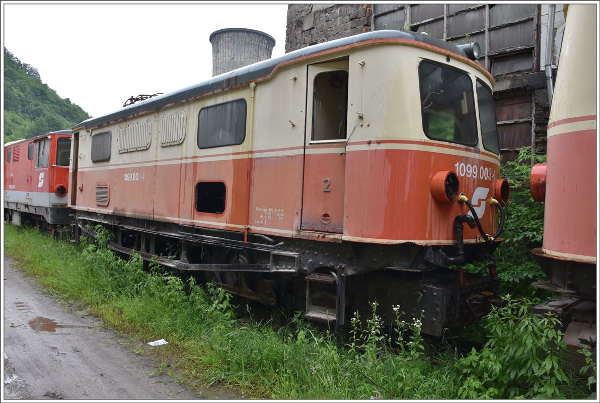 Werksgelände Calea Ferata Ingusta von Georg Hocevar in Criscior. 1099.003-4 der Mariazellerbahn wartet hier auf ihr weiteres Schicksal. (17.06.2017)