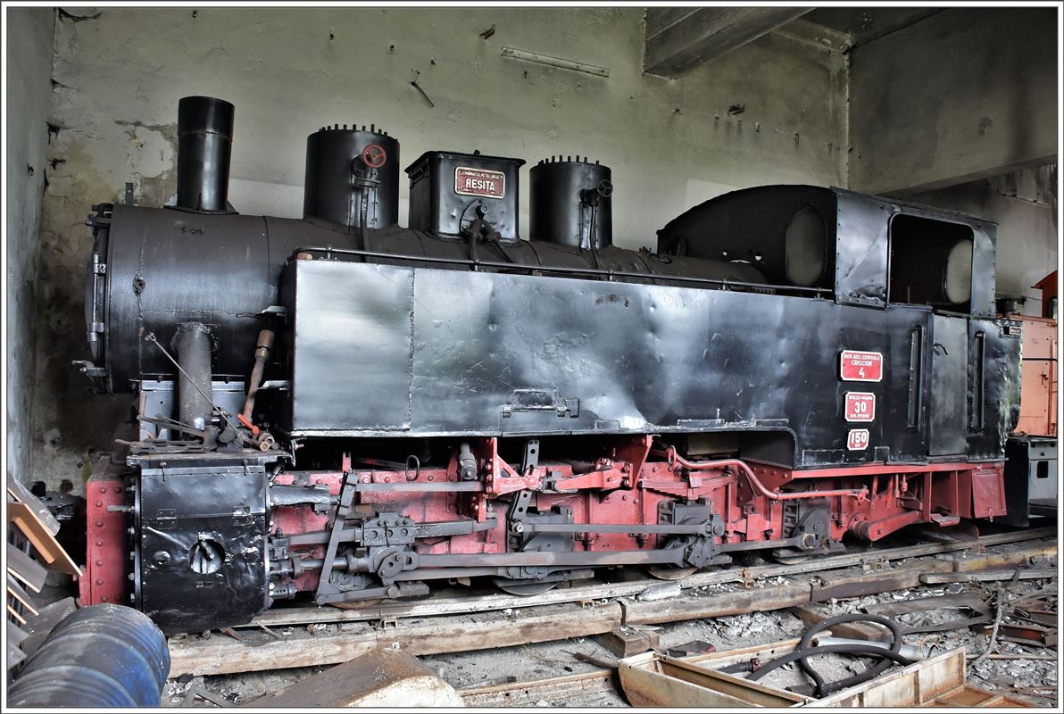 Werksgelände Calea Ferata Ingusta von Georg Hocevar in Criscior. In einem Schuppen entdecke ich eine Resita Lok, die Criscior 4. (17.06.2017)