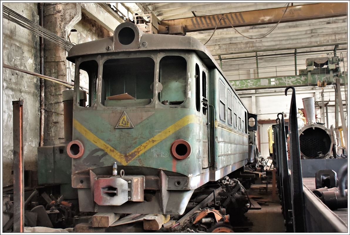 Werksgelände Calea Ferata Ingusta von Georg Hocevar in Criscior. Ein Rossia Triebwagen, wie er im Wassertal fährt, wird auchaufgearbeitet. (17.06.2017)