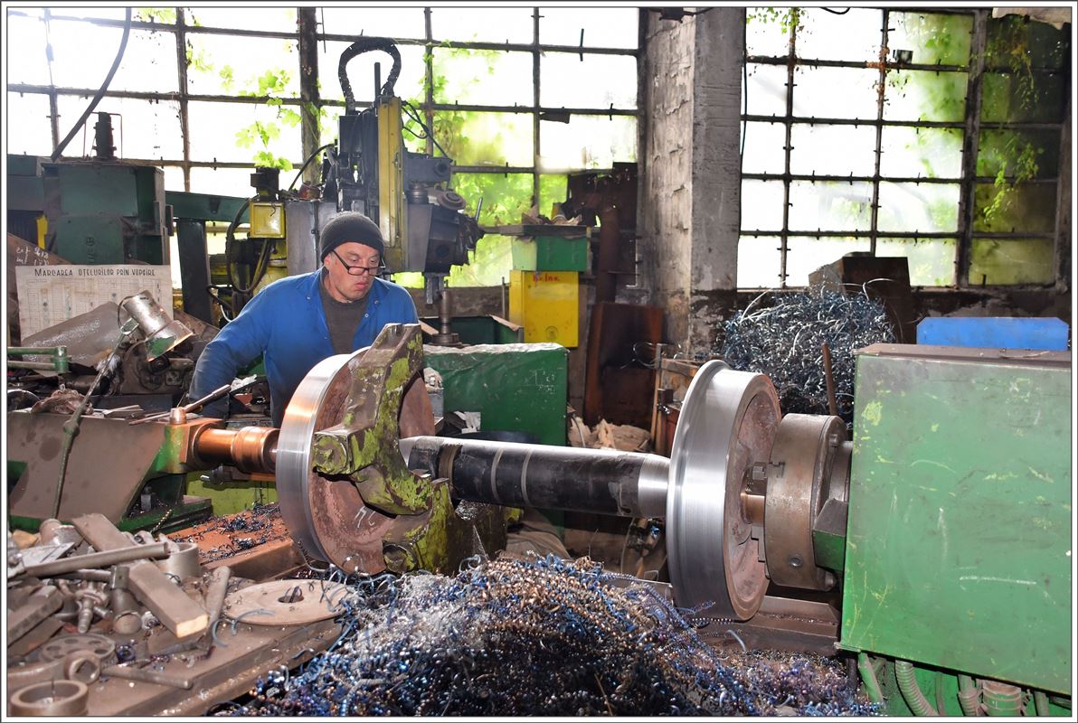 Werksgelände Calea Ferata Ingusta von Georg Hocevar in Criscior. Auf dieser Drehbank wird eine Achse aufgearbeitet. Zur Restaurierung von Eisenbahnfahrzeugen werden hier auch Einzelteile angefertigt und auch neue Wagen gebaut. (17.06.2015)