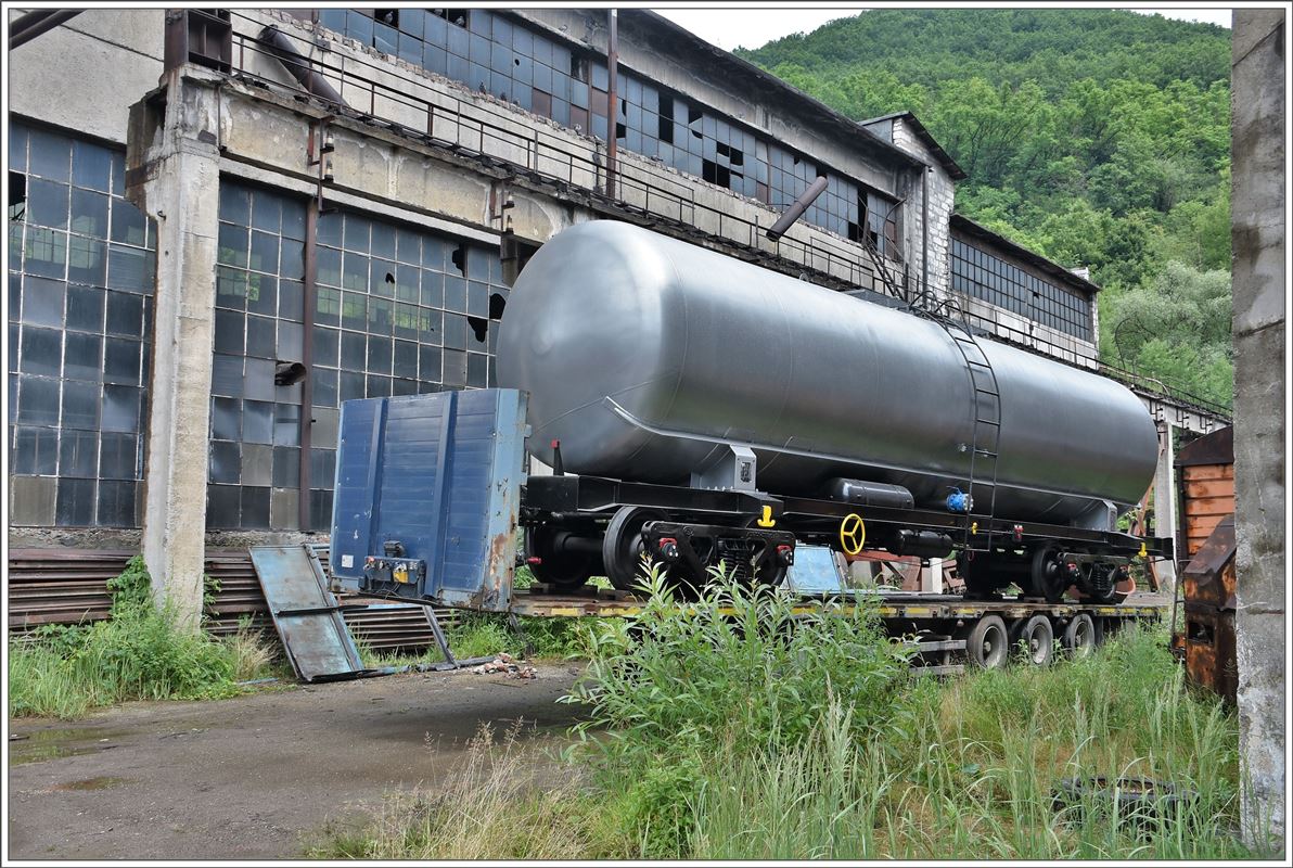 Werksgelände Calea Ferata Ingusta von Georg Hocevar in Criscior. Neu gebauter Zisternenwagenfür, man staune, Republique Congo. (17.06.2017)