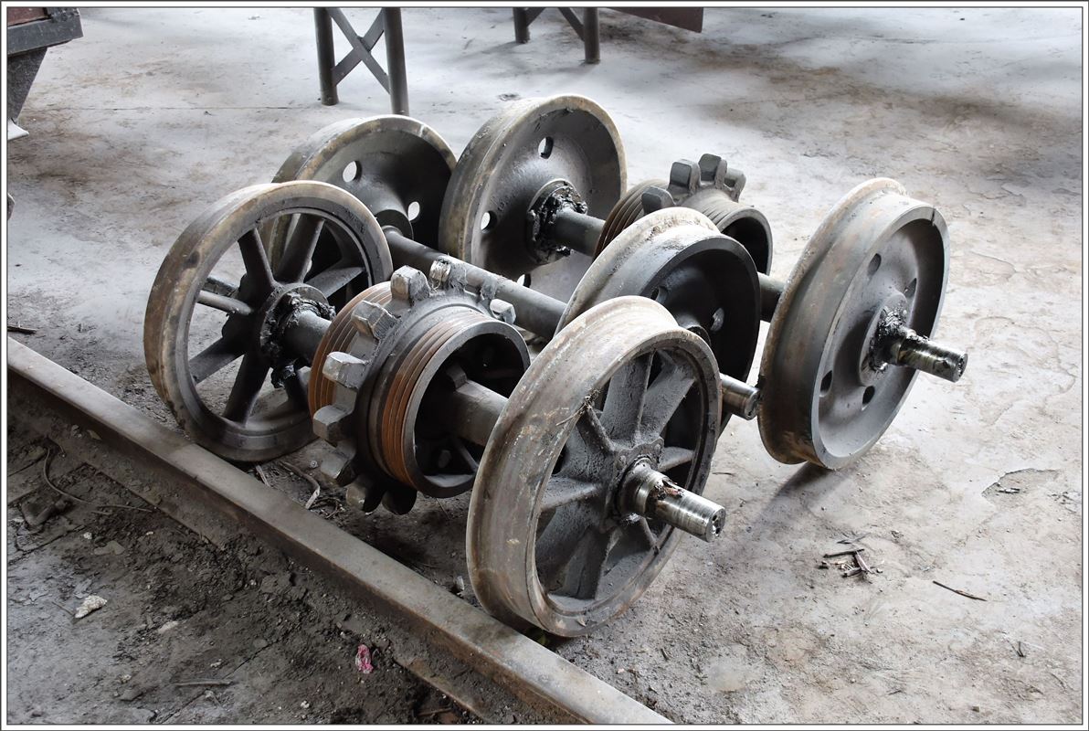 Werksgelände Calea Ferata Ingusta von Georg Hocevar in Criscior. Ob diese Achsen von der Wengernalpbahn stammen? (17.06.2017)