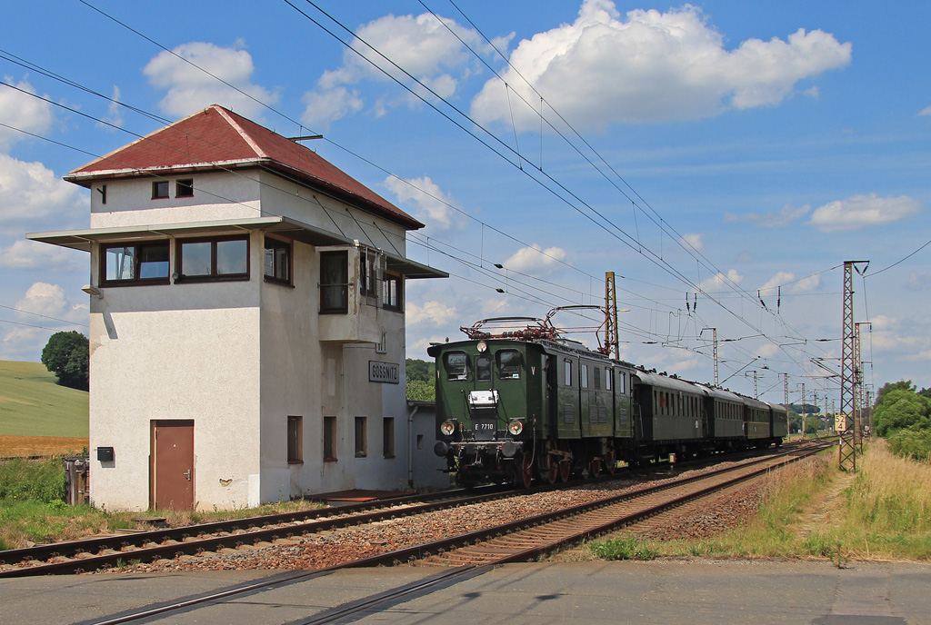 Werkstattfahrt 2014, in diesem Jahr stand dafür die E77 wieder zur Verfügung. Hier passiert der Zug, bereits auf der Rückfahrt, das Stellwerk W1 in Gößnitz, 18.06.2014.