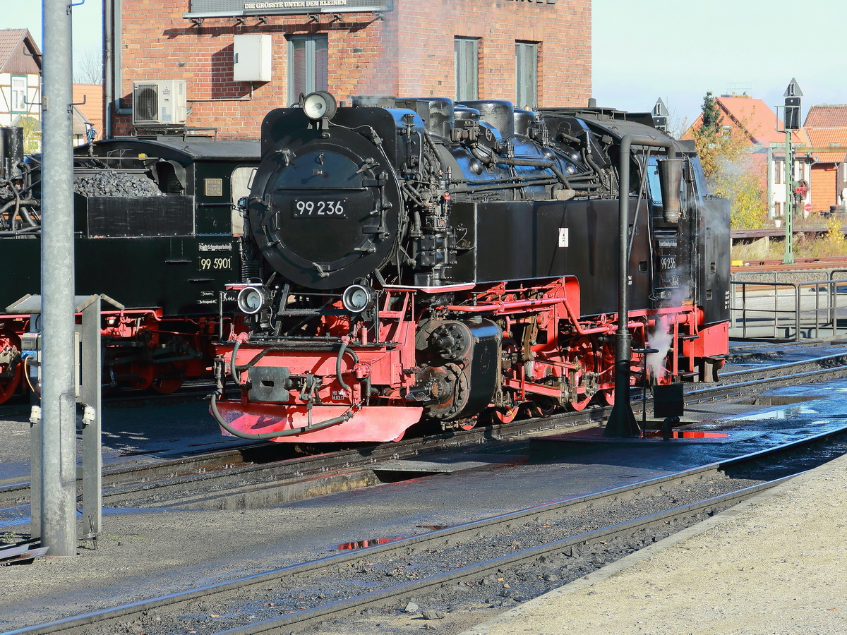 Wernigerode 06. November 2017, vor dem Lokschuppen steht auch 99 236.