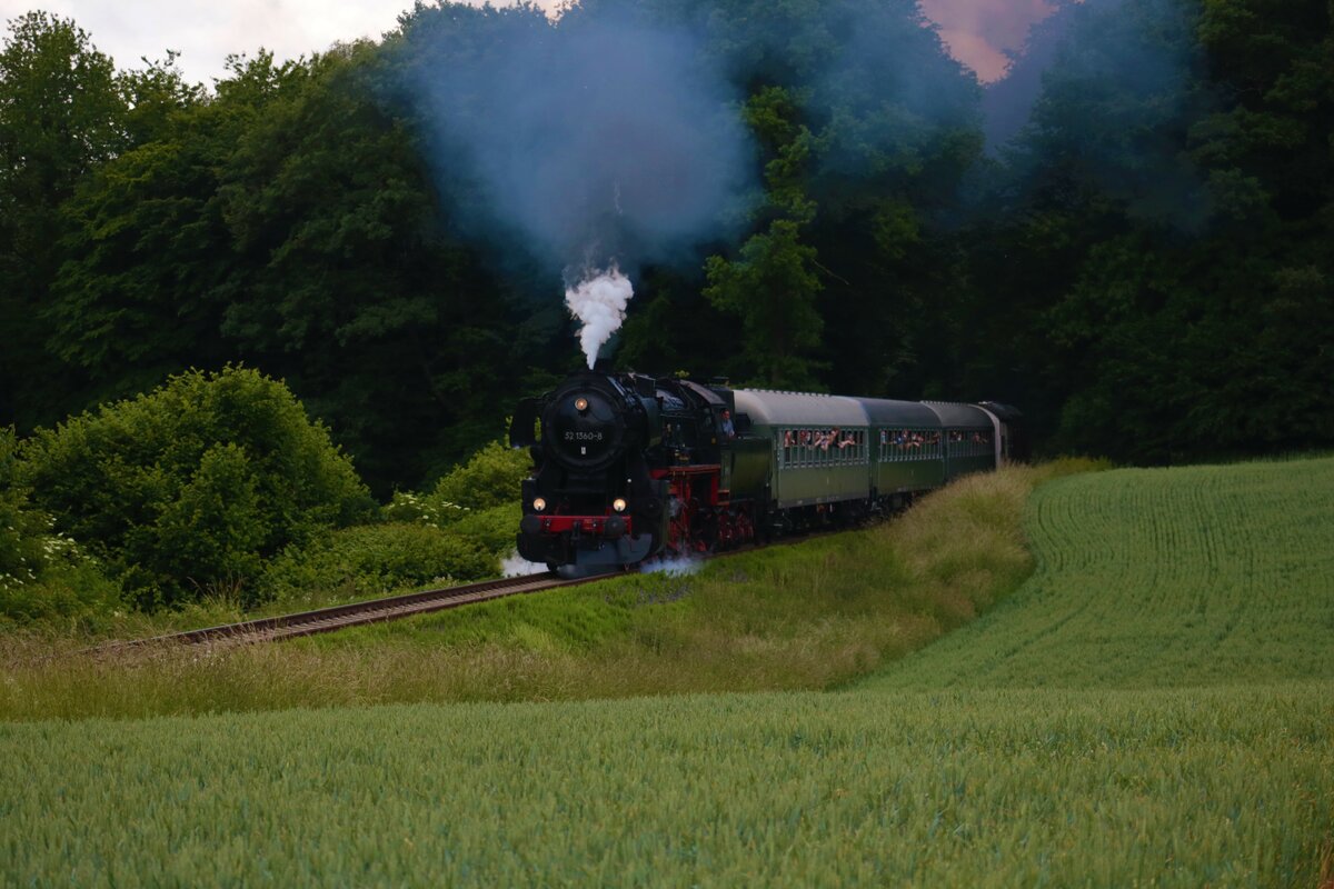 Werrabahn 52 1360-8 am 06.06.22 im Kelkheimer Wald mit einen Sonderzug zu Dampf in dem Taunus