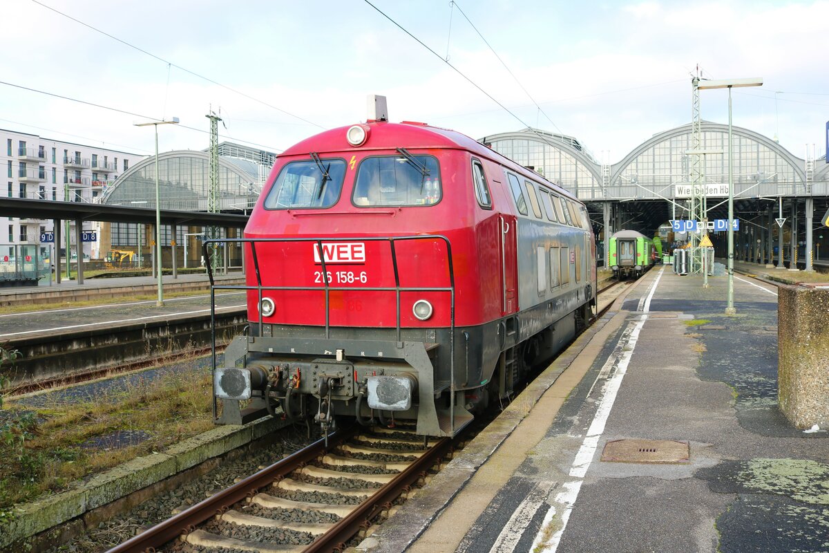 Weser Ems Bahn 216 158-6 am 11.12.21 in Wiesbaden Hbf. Diese Lok hat den REWE Supermarktzug über die Ländchesbahn nach Wiesbaden gebracht, da durch die Salzbachtalbrücke zur Zeit kein Zugverkehr von Wiesbaden Ost nach Hbf möglich ist. Ab dem 22.12.21 soll diese Verbindung wieder hergestellt sein 