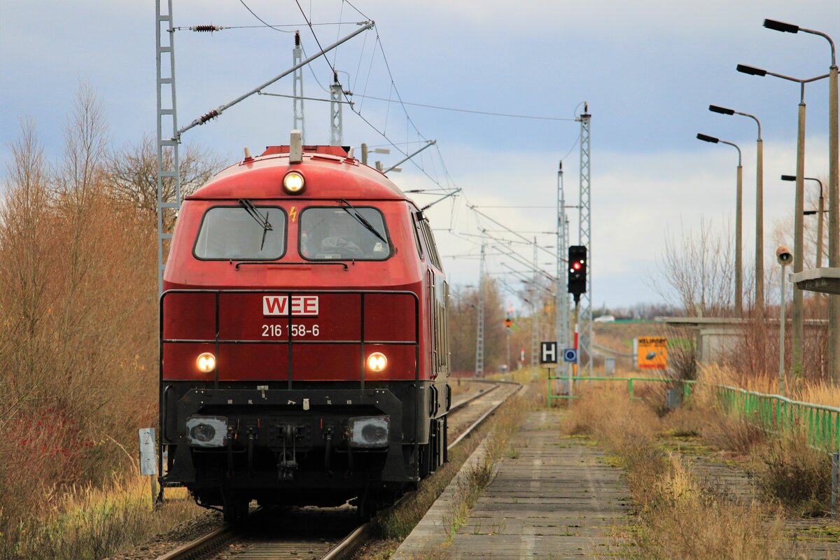 Weser Ems Eisenbahn 216 158 rangierte im Bahnhof Mukran, um sich 5 Wagen (wahrscheinlich zur Aufarbeitung) zu holen. Hier zu sehen am ehem. Haltepunkt Mukran West.