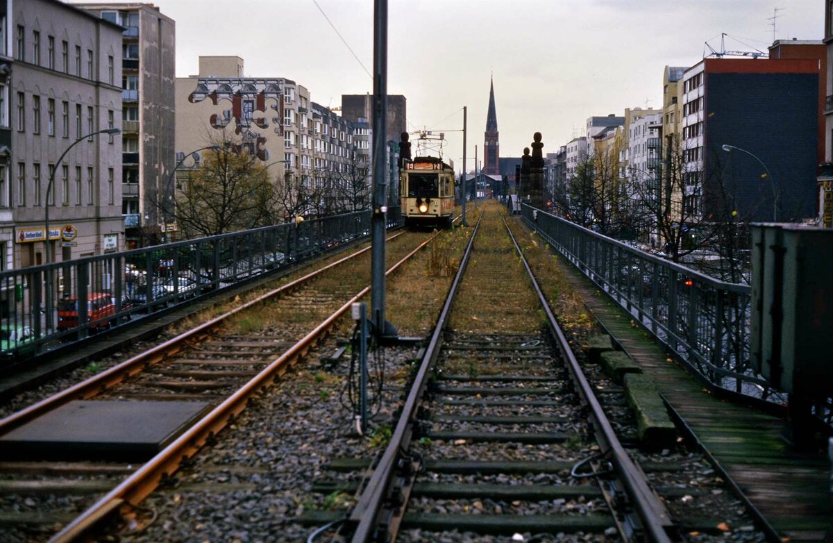 West-Berlin: Das war die etwas sonderbare Nostalgietram zwischen Nollendorfplatz und Bülowstraße mit TW 3344, die auf Hochbahngleisen unterwegs war und Basare verband. Das Foto entstand im Wartebereich des Hochbahnhofs.
Datum: 03.02.1988