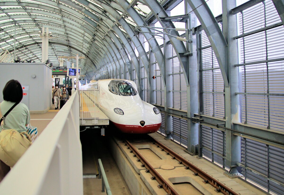 West Kyûshû Shinkansen, Zug 721-8002 in Nagasaki, mit einem Blick auf den Durchgang unterhalb des Zuges. 12. April 2023 