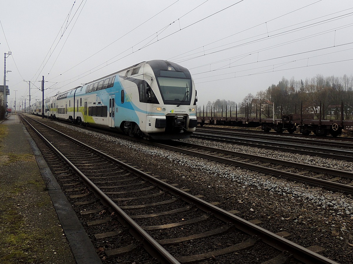 WEST913 braust bei Nebelwetter durch den Bhf. Redl-Zipf; 140218