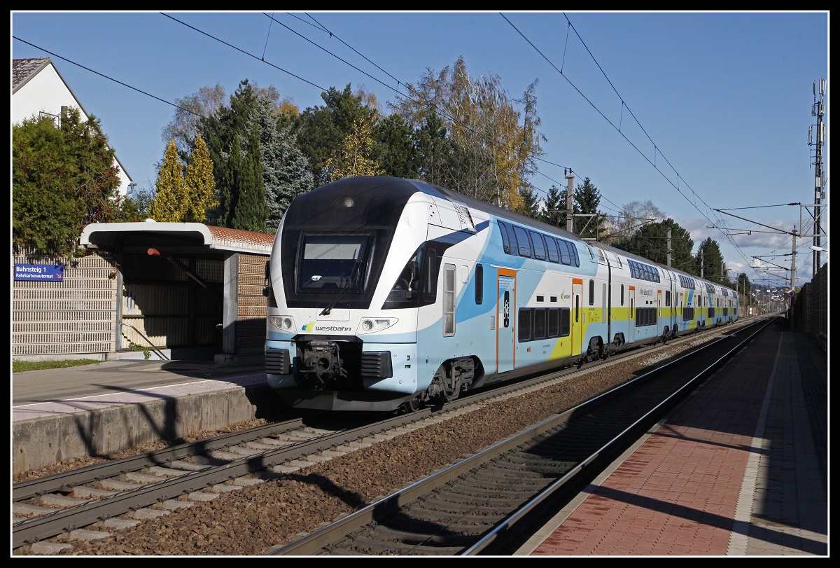 Westbahn 4010 108 fährt am 4.11.2019 durch die Haltestelle Pasching.