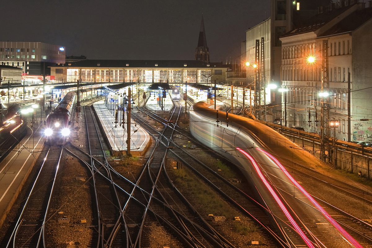 Westbahn 923 erreicht den Zugendbahnhof. Wien Westbahnhof, am Abend des 21.11.2015.