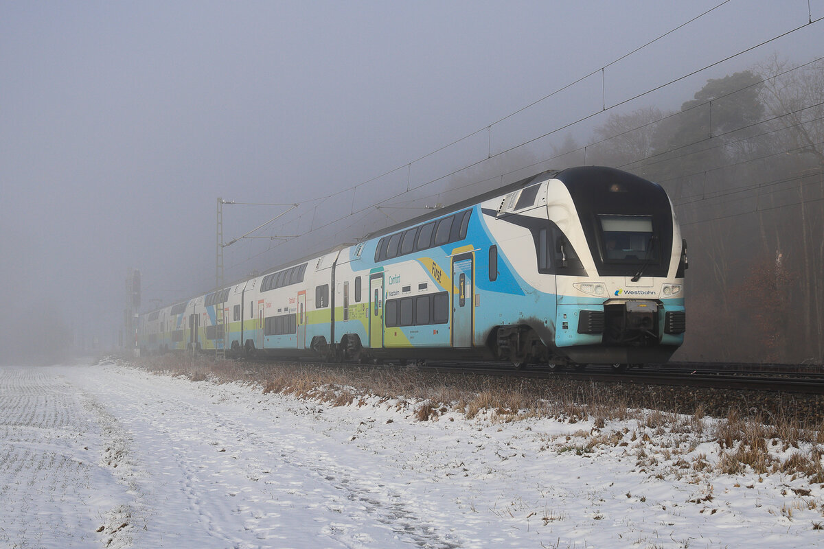 Westbahn am 30.01.2026 bei Eglharting. Innerhalb weniger Minuten kam der Nebel und die Umgebung gestaltete sich in einegespenstische Atmosphäre