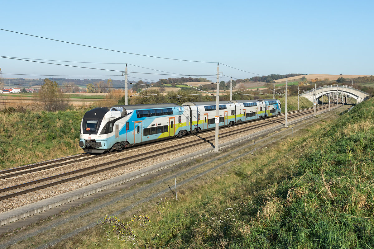 Westbahn Garnitur mit DB Logo, unterwegs scheinbar auf Messfahrt auf dern Neubaustrecke zwischen Wien und St. Pölten bei Perschling. Das Foto enstand am 07.11.2020.