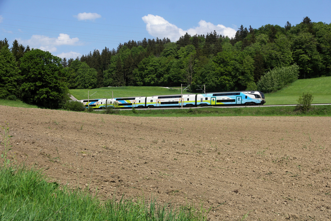 Westbahn-Triebzug (Fahrzeugnummer unbekannt) // Vachendorf // 12. Mai 2022
