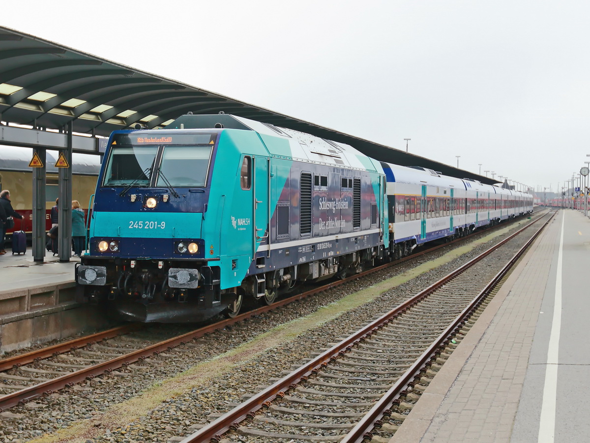 Westerland (Sylt), Einfahrt 245 201-9 mit einem RE 6 von Hamburg Altona  am 22. April 2018.
