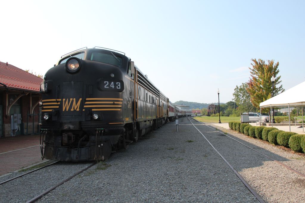 Western Maryland 243 (F7) mit Zug wartet 30.8.2014 in Elkins West Virginia.