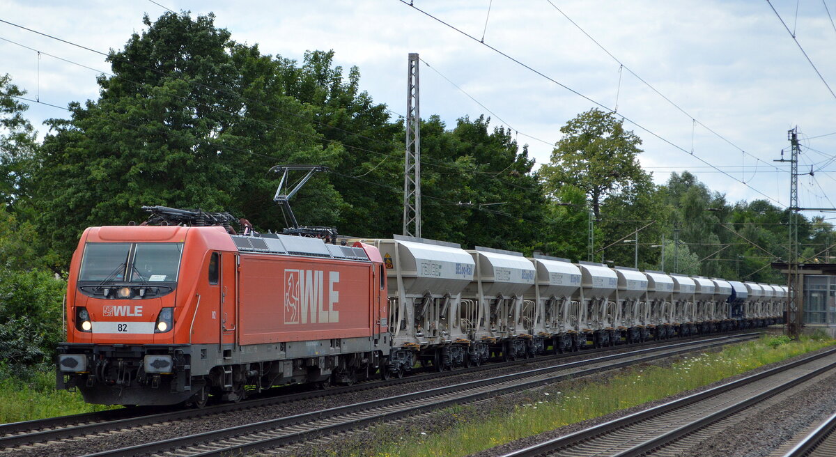 Westfälische Landes-Eisenbahn GmbH, Lippstadt [D] mit ihrer Lok  82  [NVR-Nummer: 91 80 6187 010-4 D-WLE] und einen Ganzzug Schüttgutwagen am 05.07.22 Vorbeifahrt Bahnhof Dedensen Gümmer.
