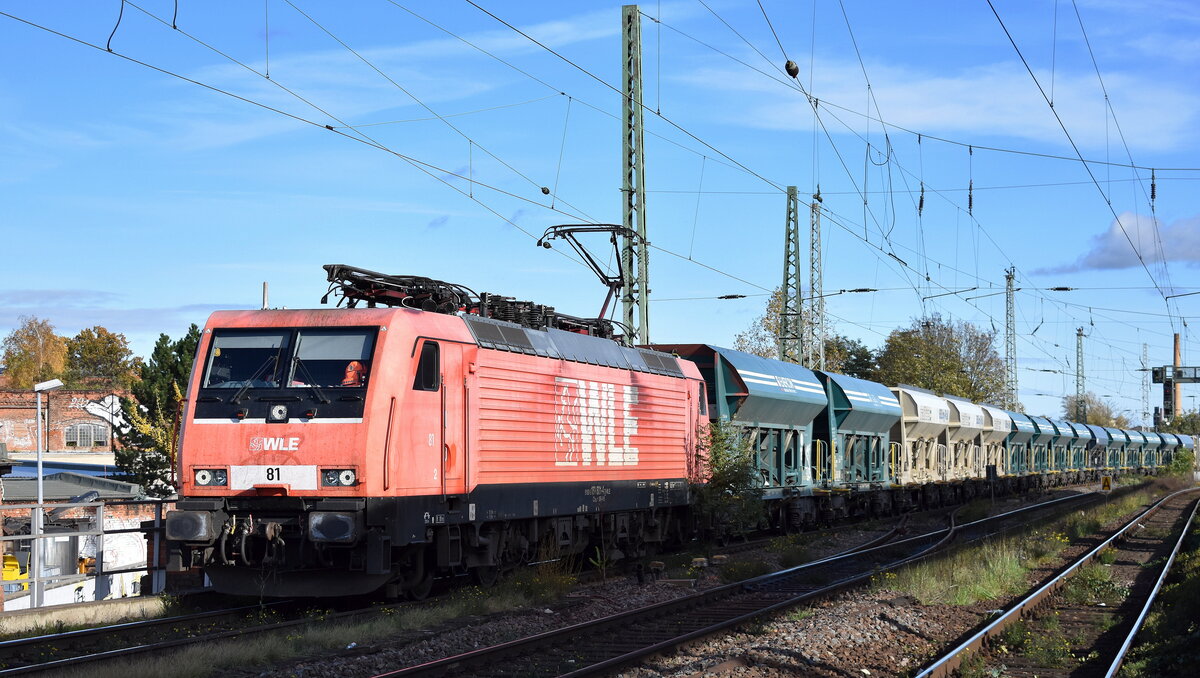 Westfälische Landes-Eisenbahn GmbH, Lippstadt (WLE) mit ihrer 189´er   WLE 81  (NVR:  91 80 6189 801-4 D-WLE ) und einem Schüttgutwagenzug am 07.11.23 Vorbeifahrt Bahnhof Magdeburg Neustadt.