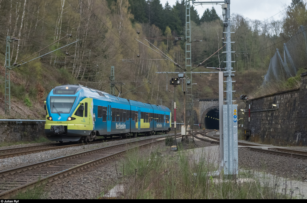 Westfalenbahn ET 006 erreicht am 17. April 2016 als RB 72 nach Paderborn Hbf den Bahnhof Altenbeken. Hier bei der Ausfahrt aus dem Rehbergtunnel. Nach rechts geht die Umfahrungsstrecke weg in Richtung Kassel.