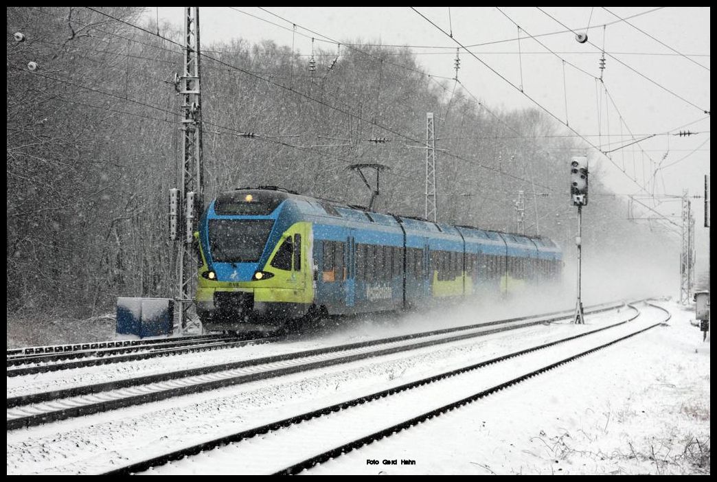 Westfalenbahn ET 018 fährt bei dichtem Schneefall am 24.1.2015 auf der Fahrt nach Münster um 12.27 Uhr in Natrup-Hagen ein.