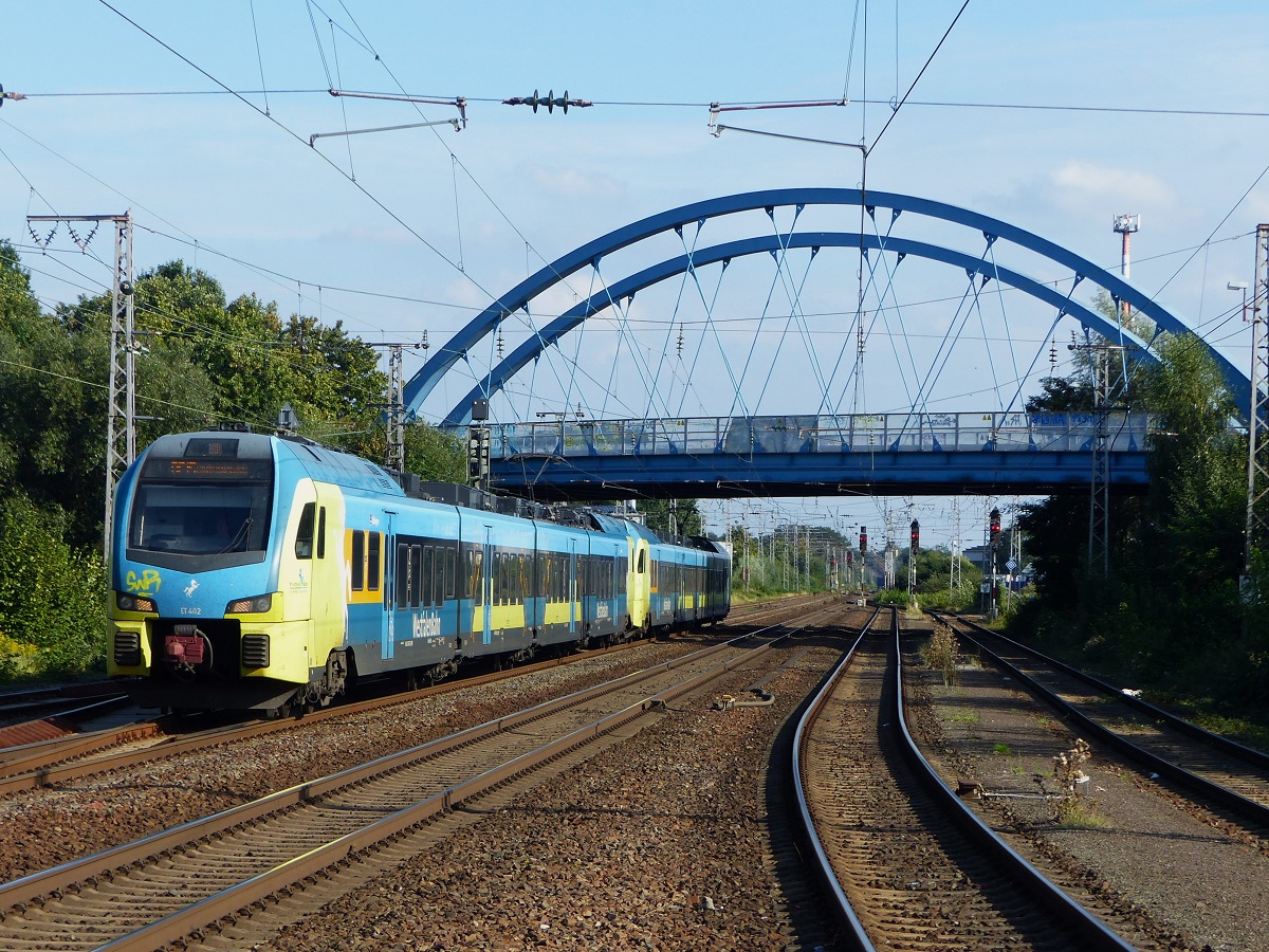 WestfalenBahn ET 402 als RE15 Münster - Emden in Salzbergen, 22.08.2023. Aufgenommen vom Ende des Bahnsteigs.