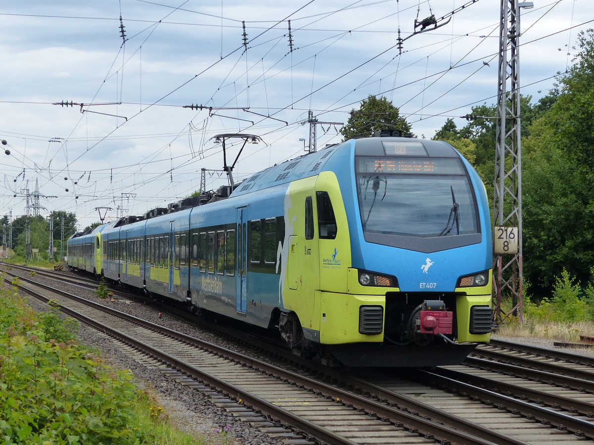 WestfalenBahn ET 407 als RE 15 Emden - Münster in Salzbergen, 15.07.2023.
Aufgenommen vom Ende des Bahnsteigs.