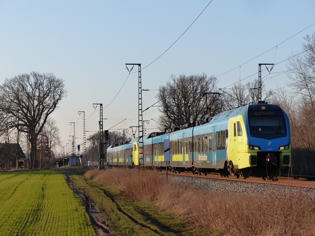 WestfalenBahn ET 407 als RE15 nach Münster beim ehem. Bk Deves zwischen Salzbergen und Rheine, 03.03.2022