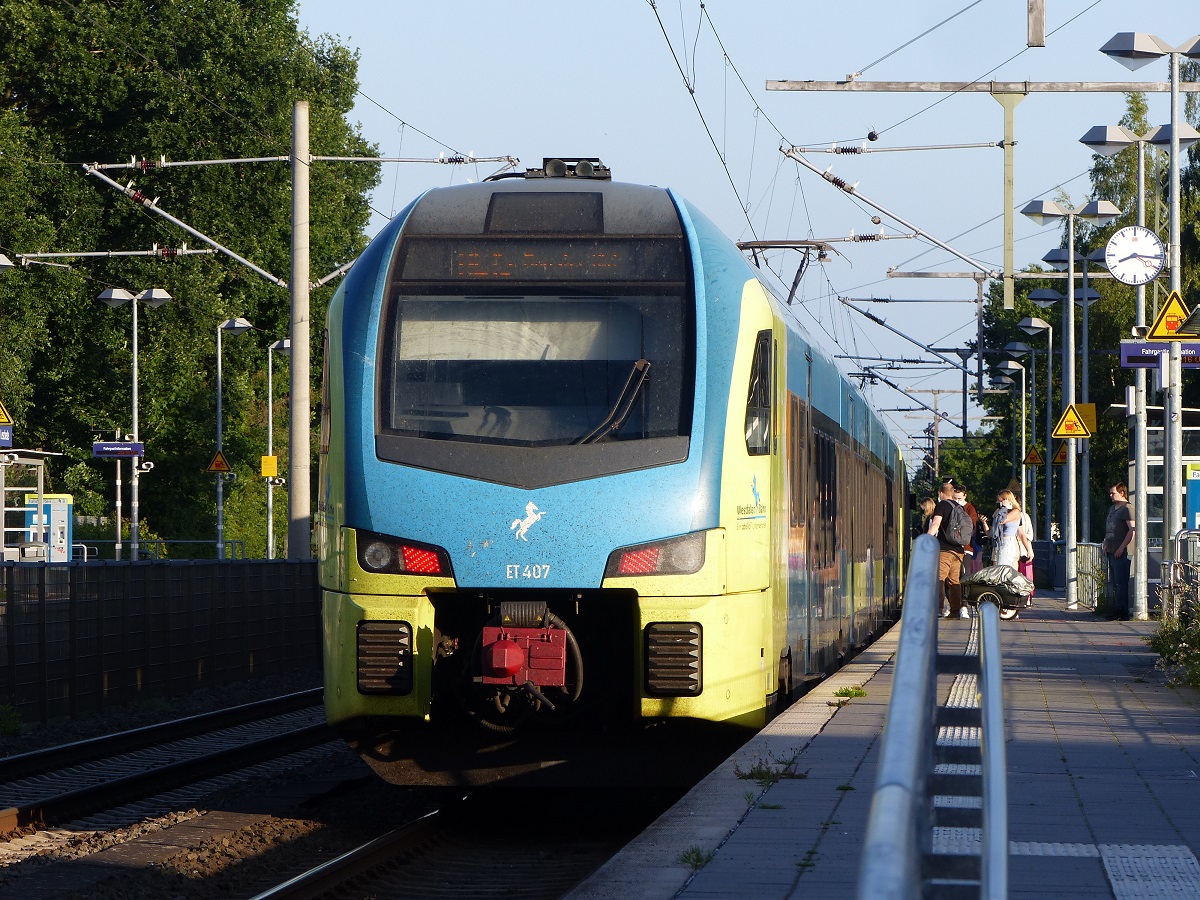 WestfalenBahn ET 407 hat als RE15 Emden - Münster den Bahnhof Leschede erreicht, 11.06.2022