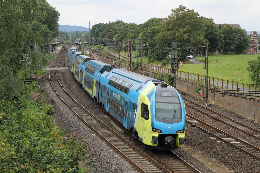 Westfalenbahn ET 603 verlässt nach kurzem Halt den Bahnhof von Bückeburg.
Aufgenommen von einem Fußgängersteg unweit des Bahnhofs.
Das Foto entstand am 30.07.2016.