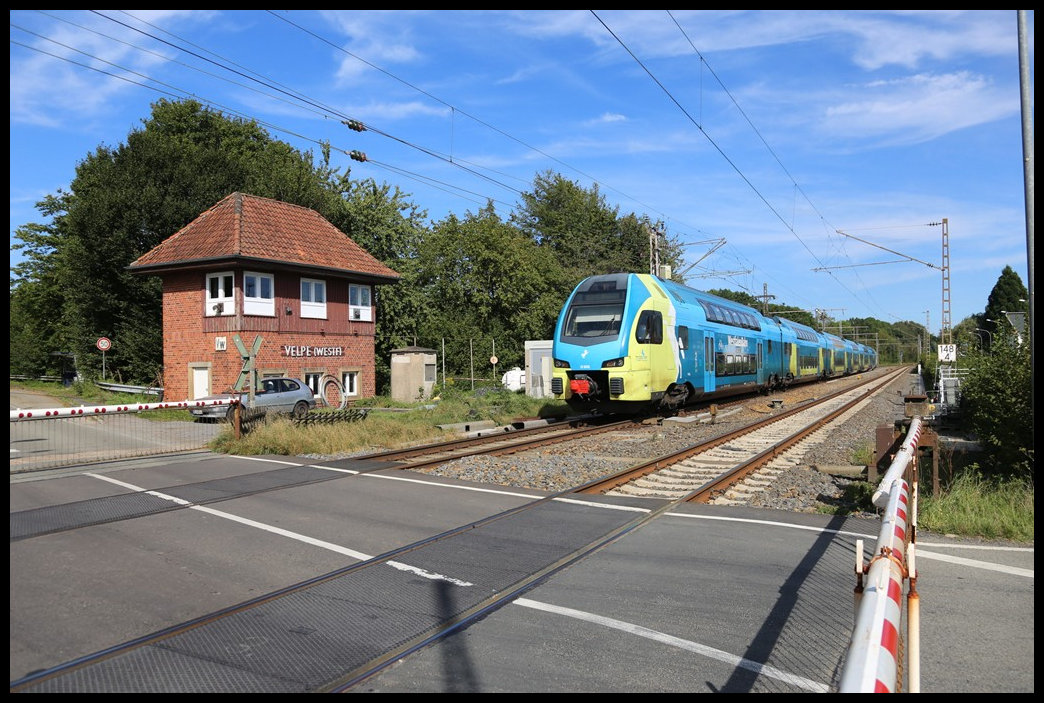 Westfalenbahn ET 606 passiert hier am 7.9.2024 um 15.37 Uhr auf der Fahrt als RE 60 nach Rheine das alte Stellwerk in Velpe.