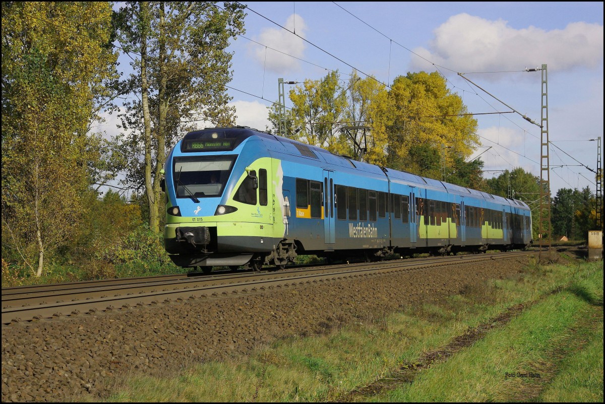 Westfalenbahn Flirt ET 015 war am 25.10.2015 im Tagesdienst zwischen Münster und Osnabrück, hier bei der Durchfahrt in Lengerich Schollbruch in Richtung Münster, eingesetzt.