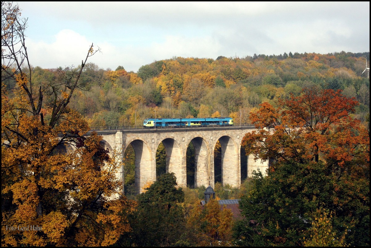 Westfalenbahn Flirt nach Detmold auf dem Altenbekener Viadukt am 26.10.2015 um 13.30 Uhr. 