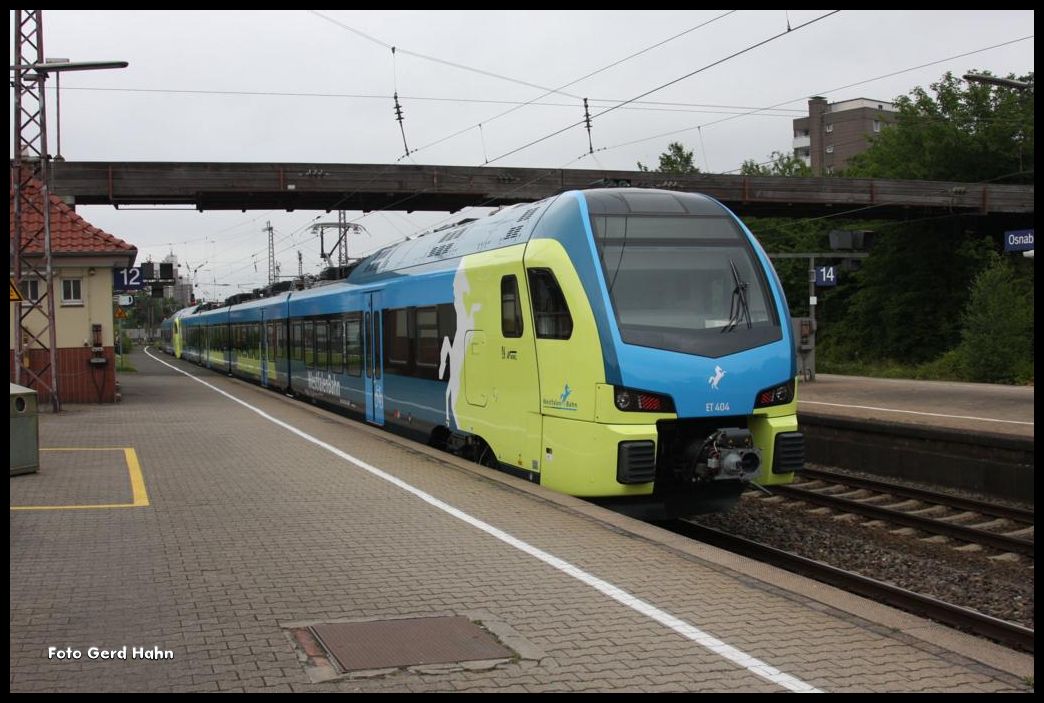 Westfalenbahn hat die ersten neuen Flirt 3 übernommen. Hier fahren ET 404 und ET anläßlich einer Überstellungsfahrt nach Rheine am 13.07.2015 durch den Hauptbahnhof Osnabrück.