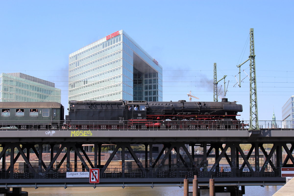 Westfalendampf-Sonderzug zum Hamburger Hafengeburtstag am 07.Mai 2016 mit der 01 1066 auf der Oberhafenbrücke kurz vor Erreichen des Hauptbahnhofs.