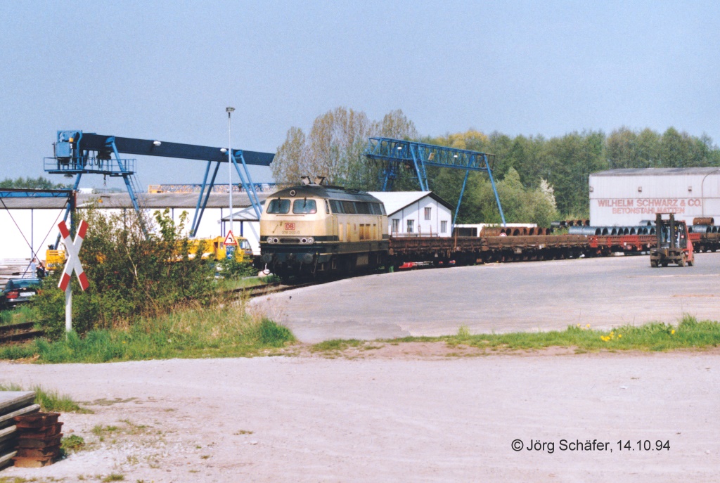 Westlich an den Schlüsselfelder Bahnhof schließt sich der Gleisanschluss der Fa.VD-Dennert an, der den Bestand der Strecke sichert. Die mit schweren Kabeltrommeln  beladenen Wagen erfordern leistungsstarke Lokomotiven. 218 202 rangierte am 14.10.94 dort.