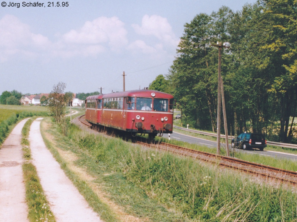 Westlich von Burgebrach lagen Bahn, Bundesstraße und Bach dicht nebeneinander. (Blick Richtung Westen auf 996 773 am 21.5.95.)
