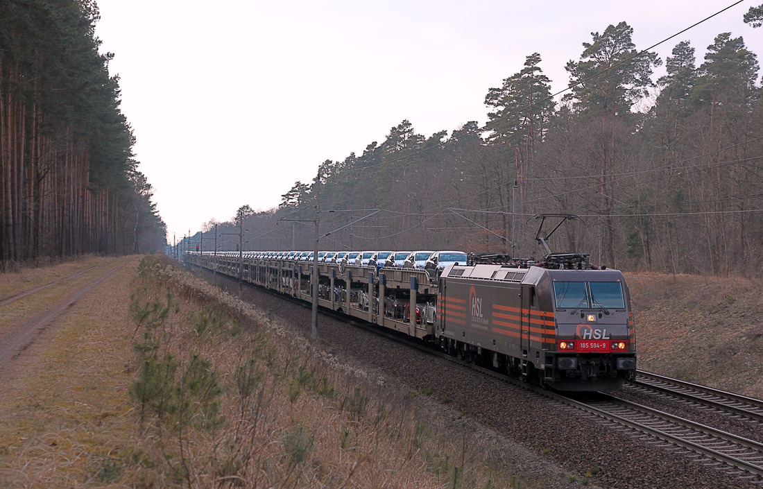 Westlich des Bahnhofs Hangelsberg wurde HSL 185 594 am 24. März 2018 fotografiert.