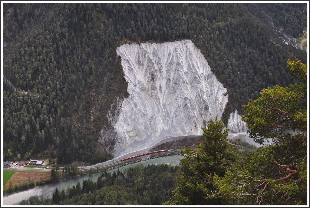 Westlich der Station Versam-Safien treten die Kalksteinwände besonders deutlich zu Tage. Der RE 1232 ist durch einen hohen Damm und Fangnetze vor sich ständig bewegenden Felsmassen geschützt. (27.04.2015)