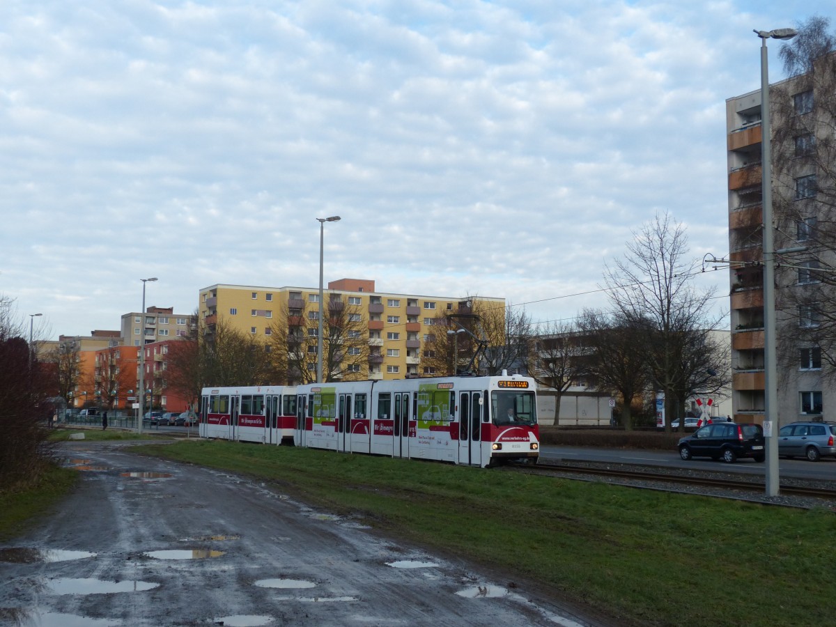 Weststadt Braunschweig: Die Straßenbahn der Linie M3, hier Fahrzeug 8155 aus dem Jahre 1981, ist gleich an der Endhaltestelle Weserstraße angekommen und wird nach einer Pause durch die Wendeschleife zurück in Richtung Innenstadt fahren. 3.1.2015